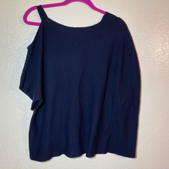 𝅺NEW York & company simple modern off one shoulder top size‎ XS - Picture 2 of 4